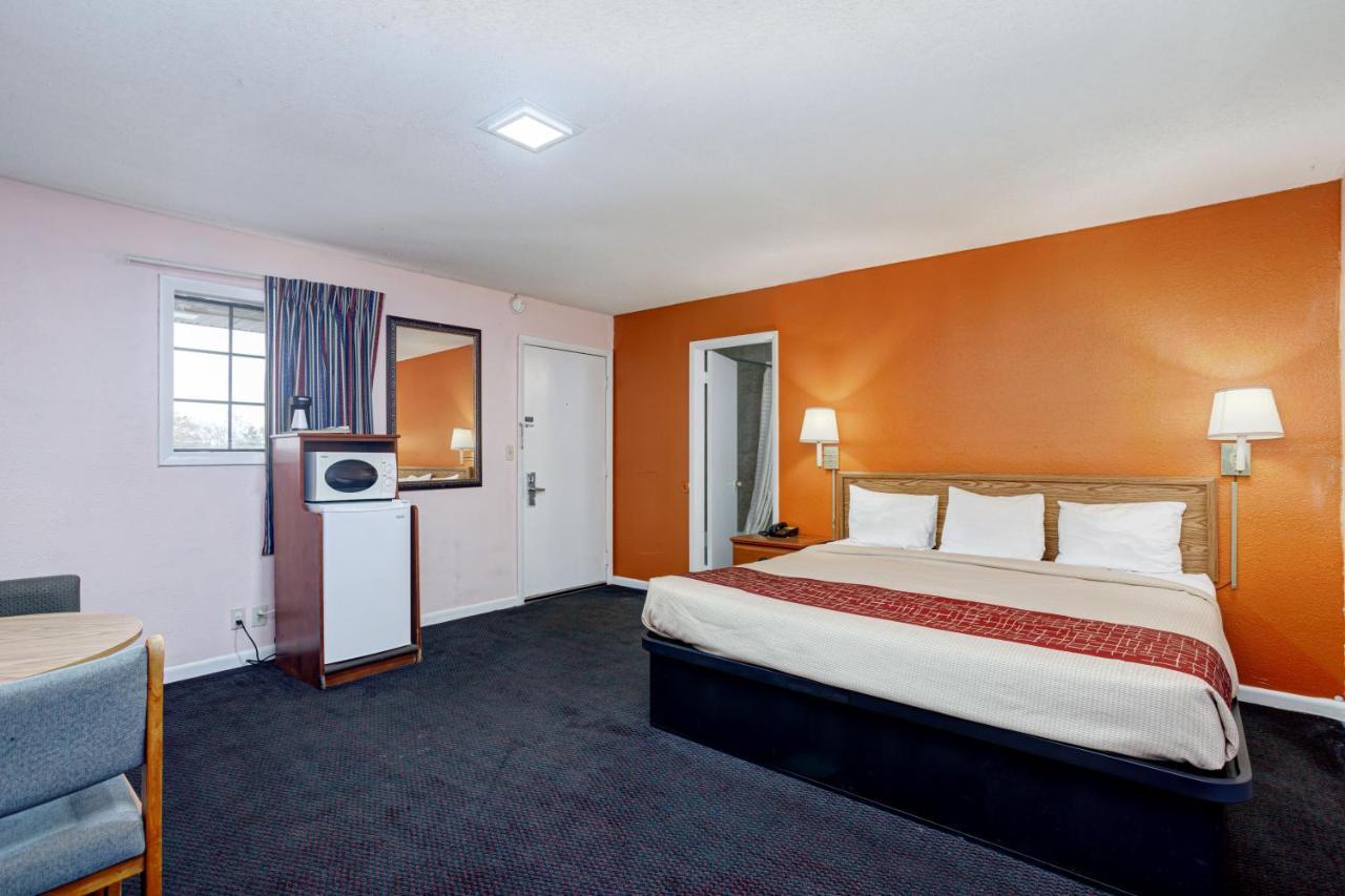 Regency Inn Fayetteville ภายนอก รูปภาพ